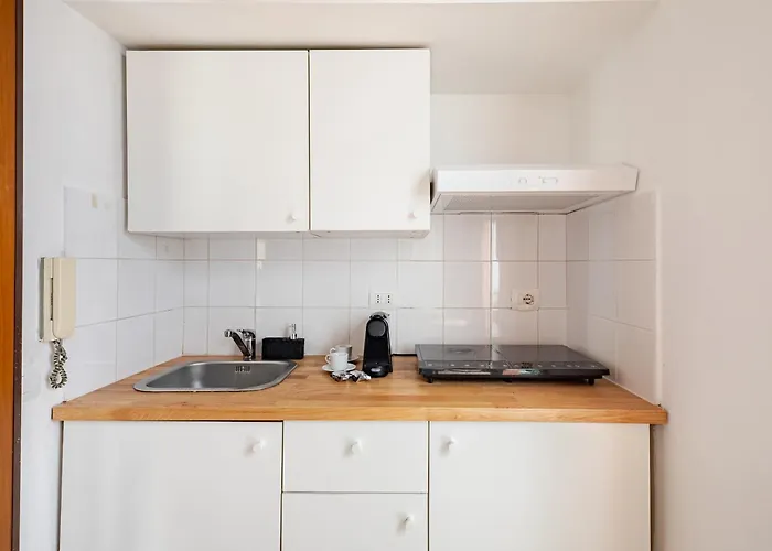 Charming New Flat Near Metro - Sleeps Apartament